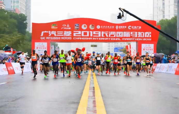 雨中奔跑 有你精彩，湘軍人雨戰2019長沙馬拉松賽